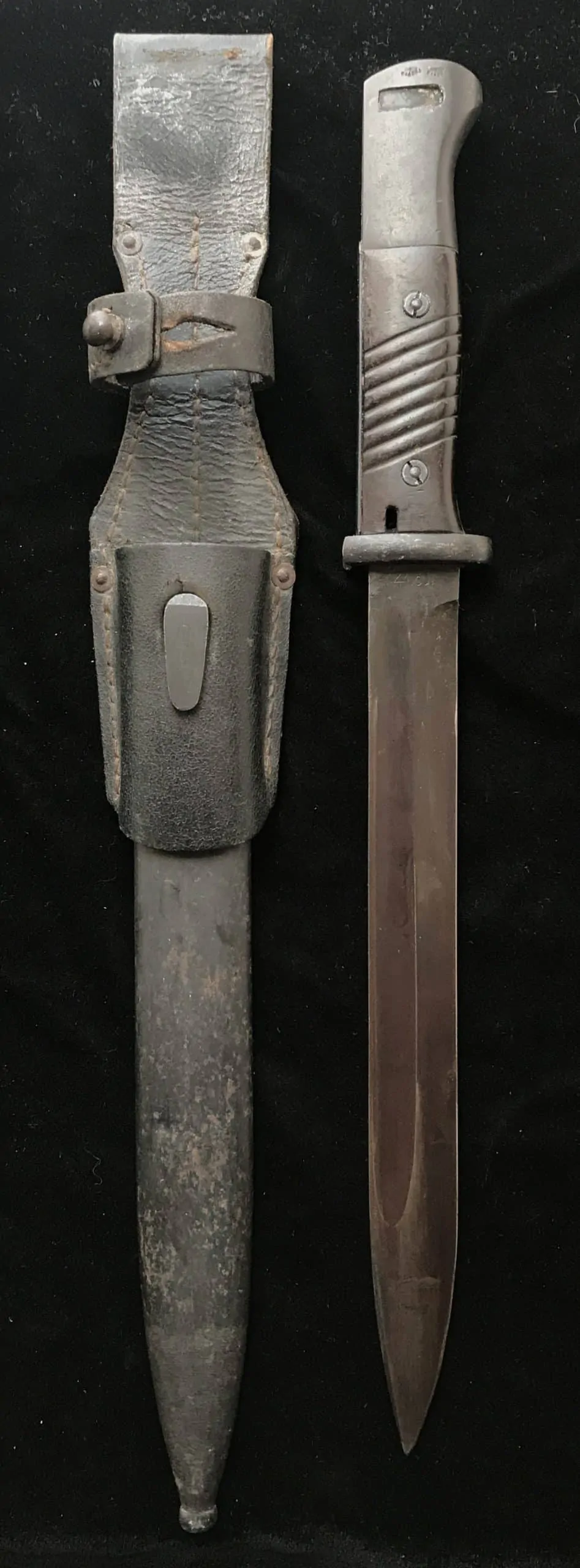 Side view of WWII German K98 bayonet showing handle and blade details