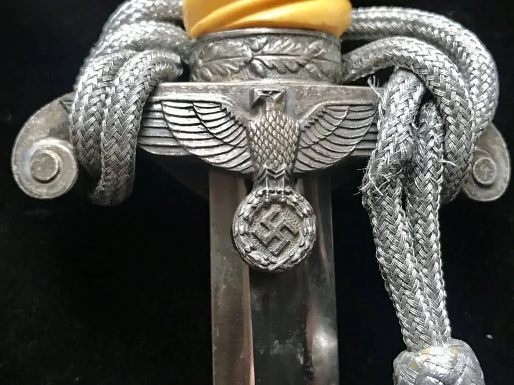 Full view of the German Army Officer's Dagger with sheath