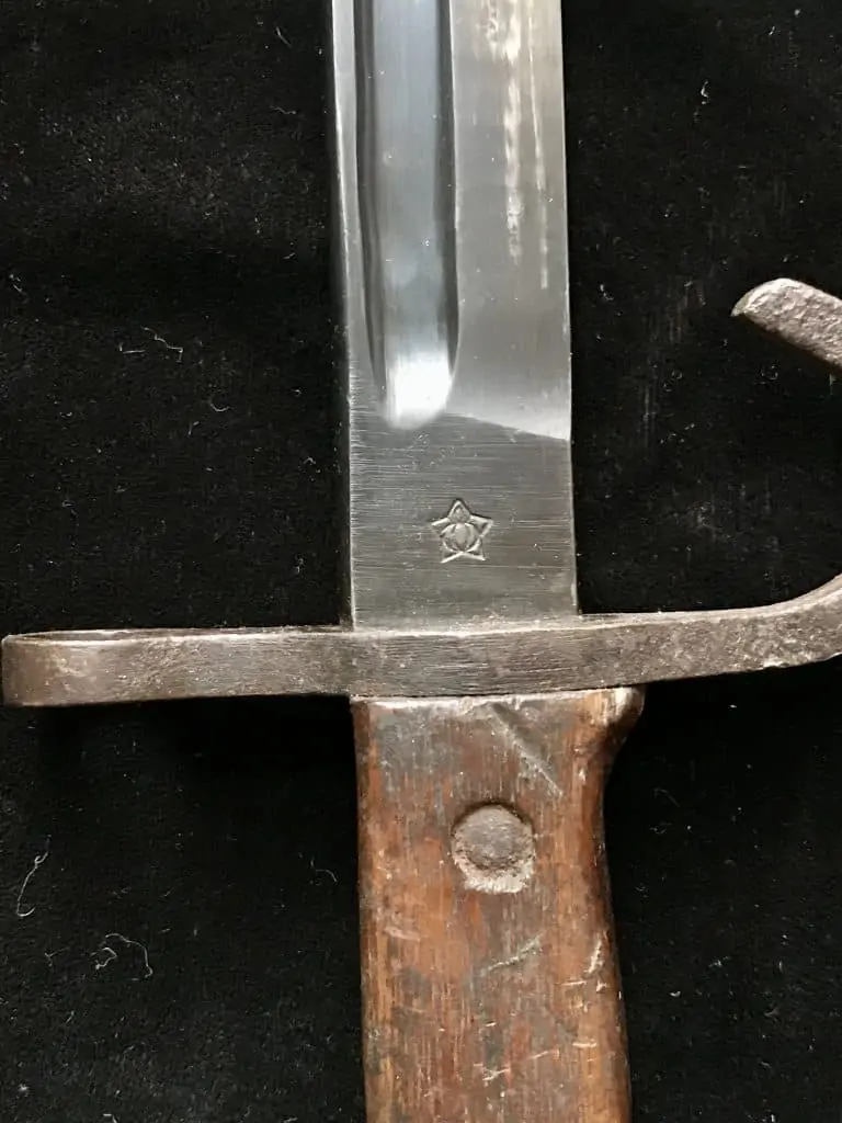 Side view of the Japanese Type 30 bayonet and handle details