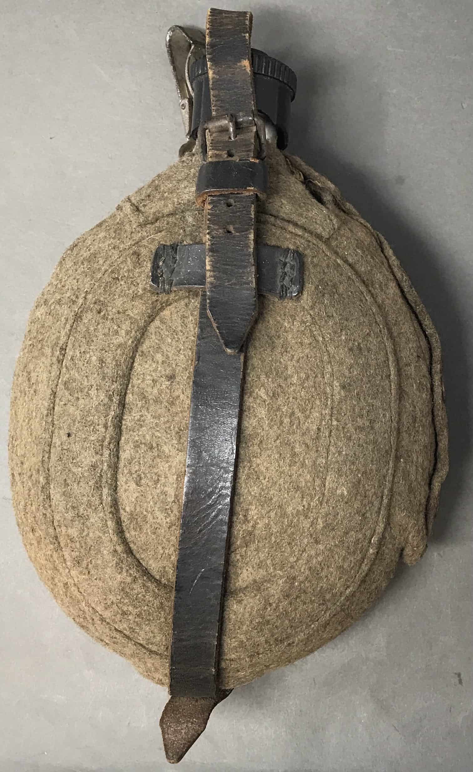 Ww2 1942 authentic items, high quality Canteen and bag